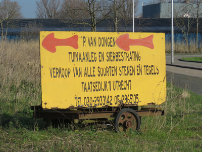 848192 Afbeelding van een reclamebord op een spoorwagentje van 'P. van Dongen-Tuinaanleg en Sierbestrating' (Taatsedijk ...